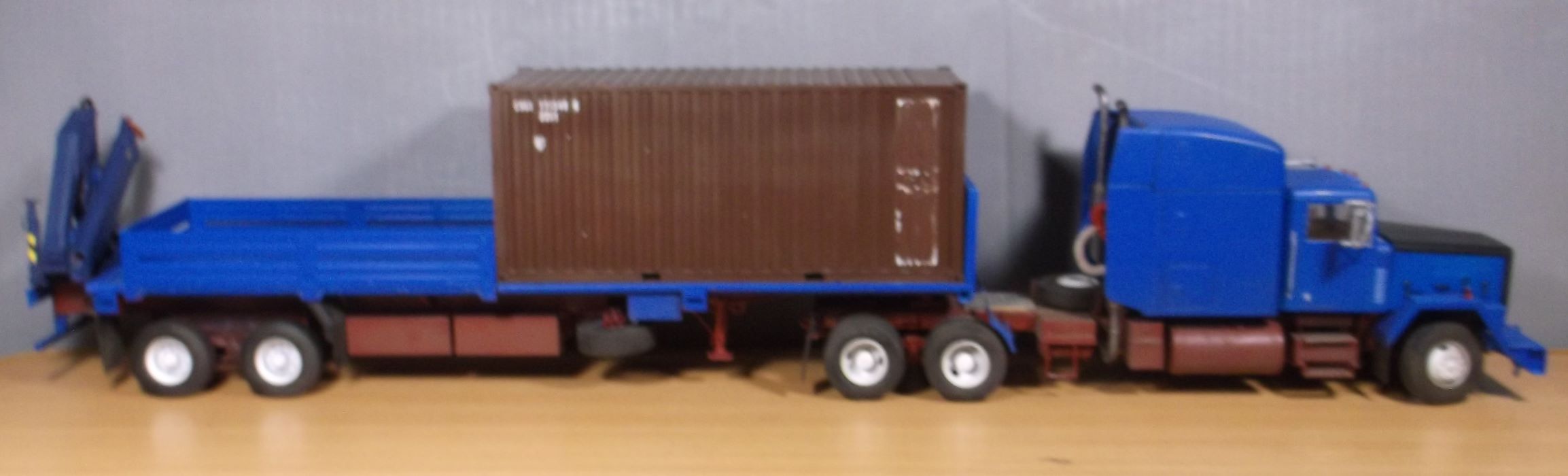 M915 Trattor with M872 Flatbed trailer @ 40FT Container (Черноносый синячок)