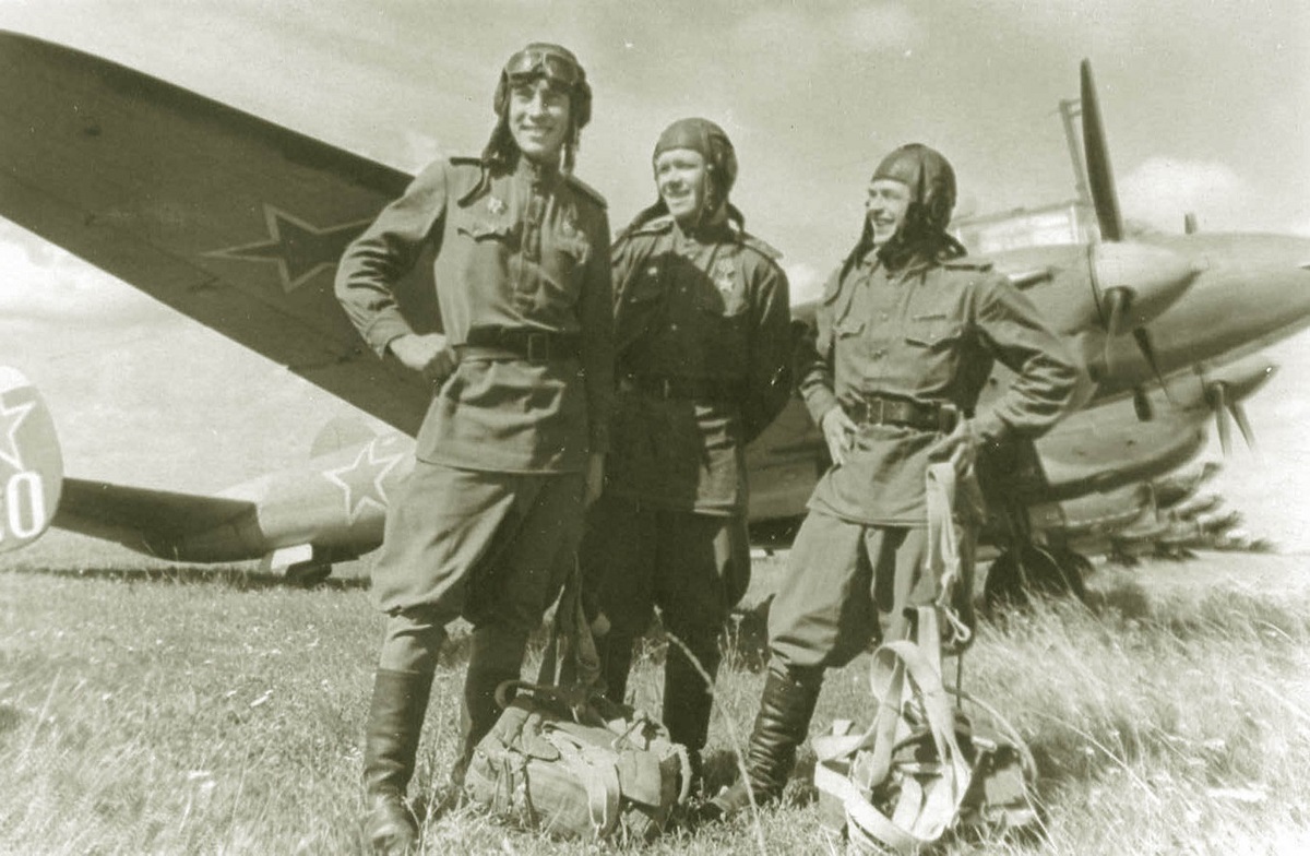 Пе-2 с женские экипаж