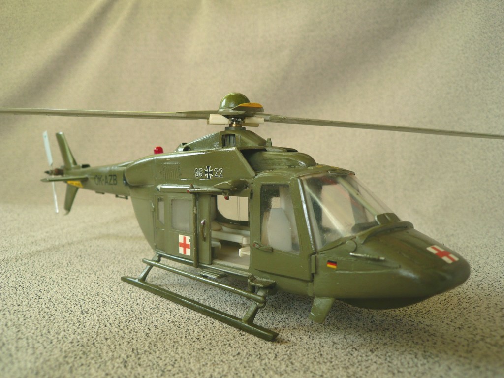 Санитарный поисково-спасательный вертолет