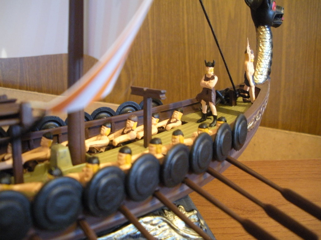 корабль викингов с экипажем