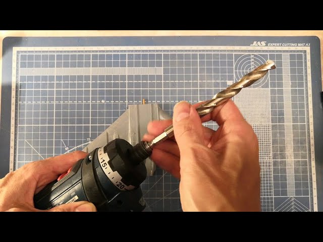 Этап сборки модели самолёта Ту-104!