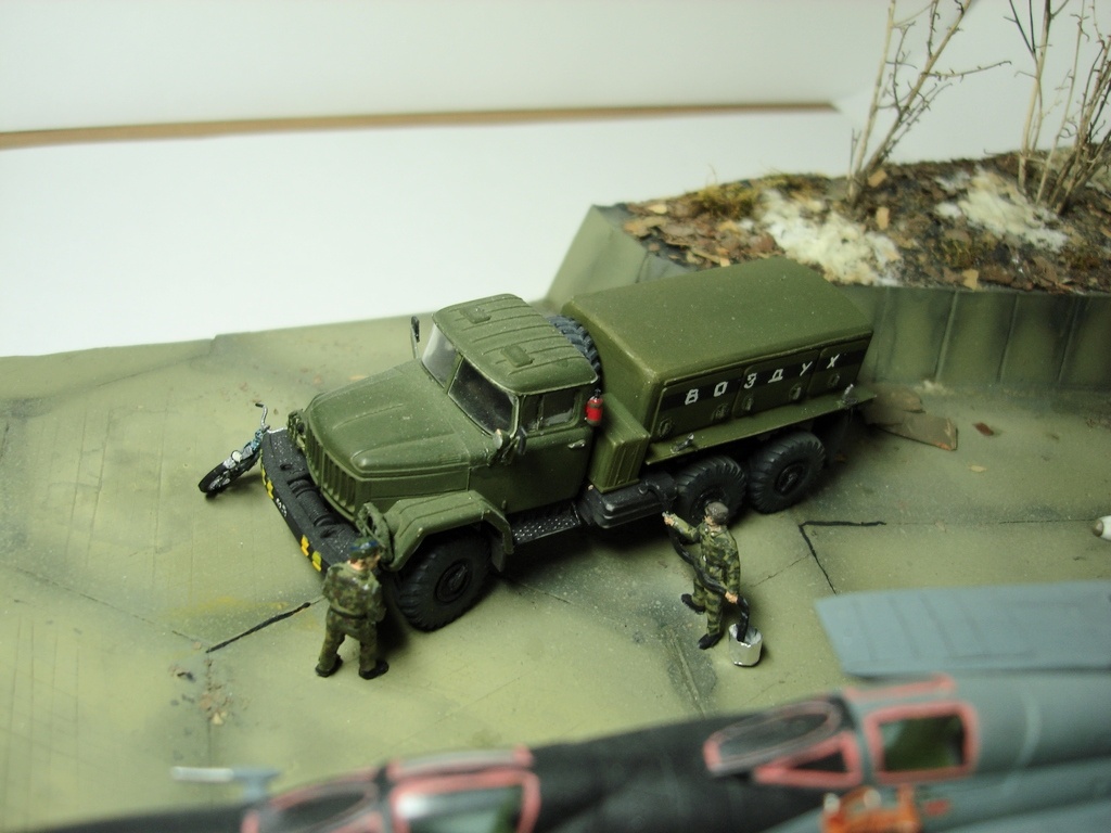 Эй военный, бензинчик сливаем?!,