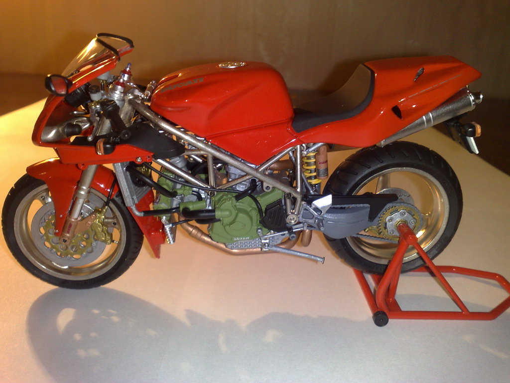 Tamiya Ducati 916 в масштабе 1:12.