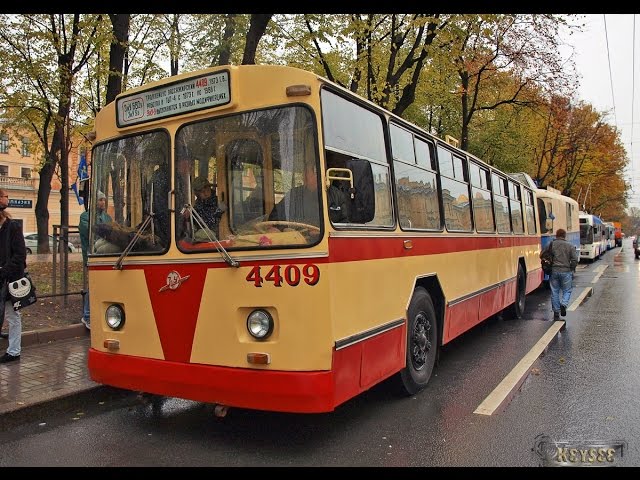 Сборная модель троллейбуса ЗиУ-9 AVD в масштабе 1:43