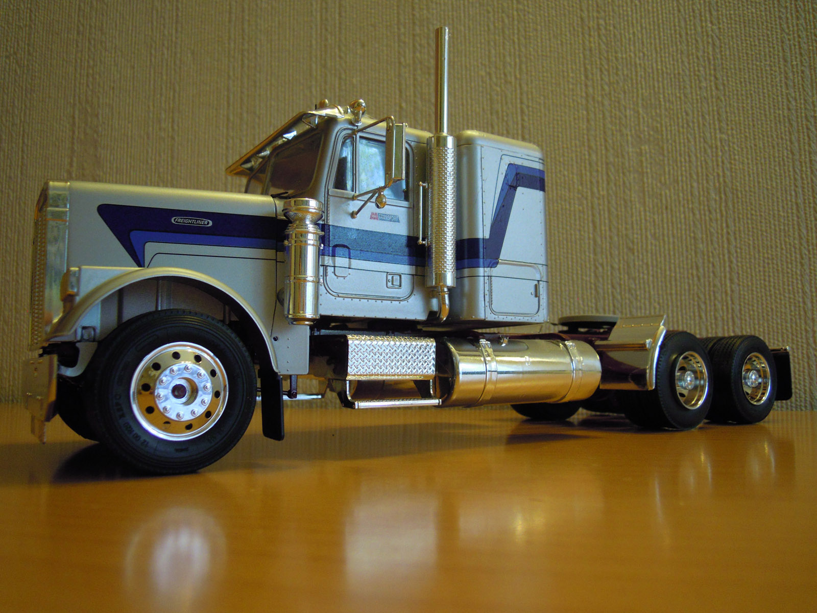 Грузовик 1 24. Freightliner FLC Италери. Freightliner 1/24. Мак Суперлайнер 1/24. Freightliner Fla сборная модель 1/24.