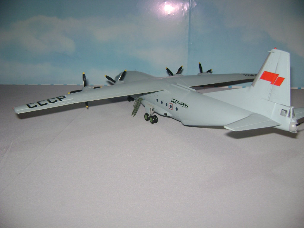 Ан-12 в 1/72 от Roden