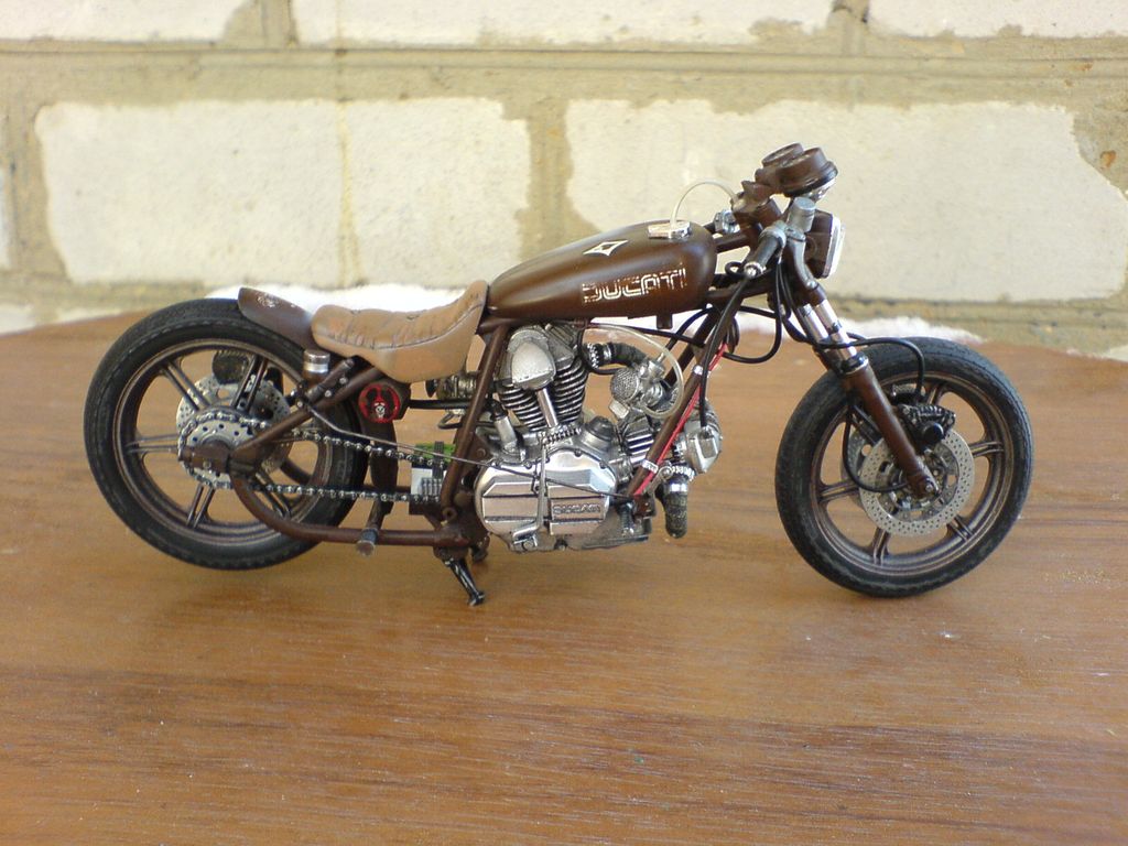 Ducati 900 "cafe racer" (1/12)