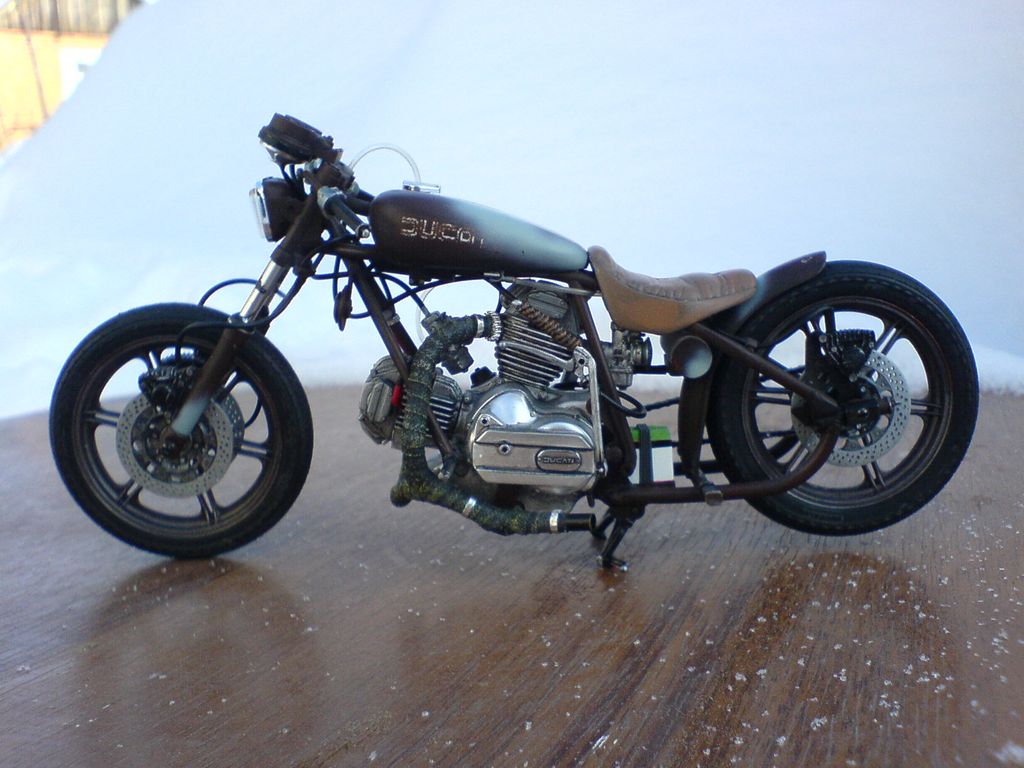 Ducati 900 "cafe racer" (1/12)