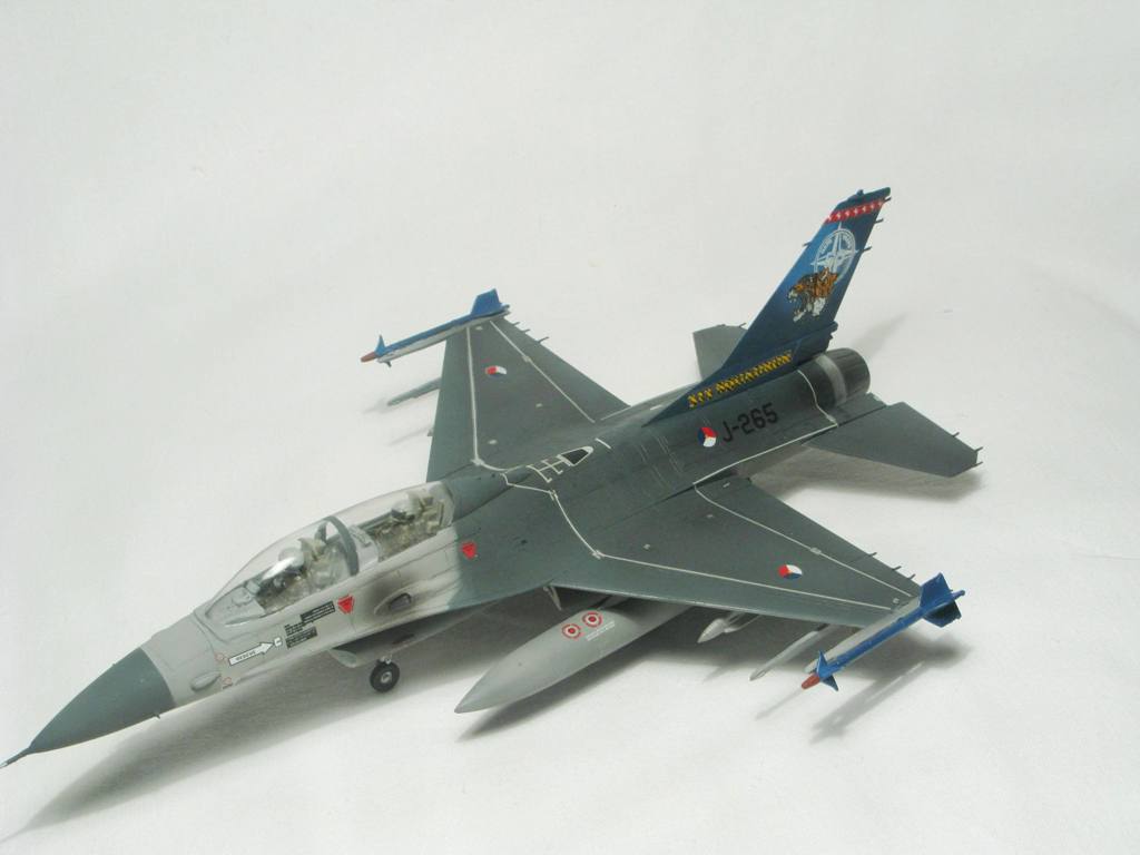 Учебно-боевой самолет F-16B