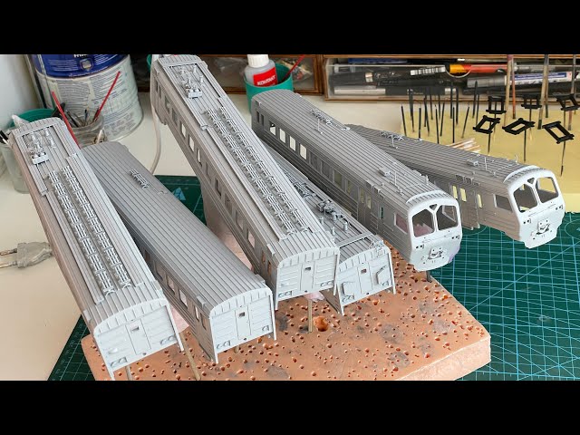 Нанесение грунта на модель из баллона.