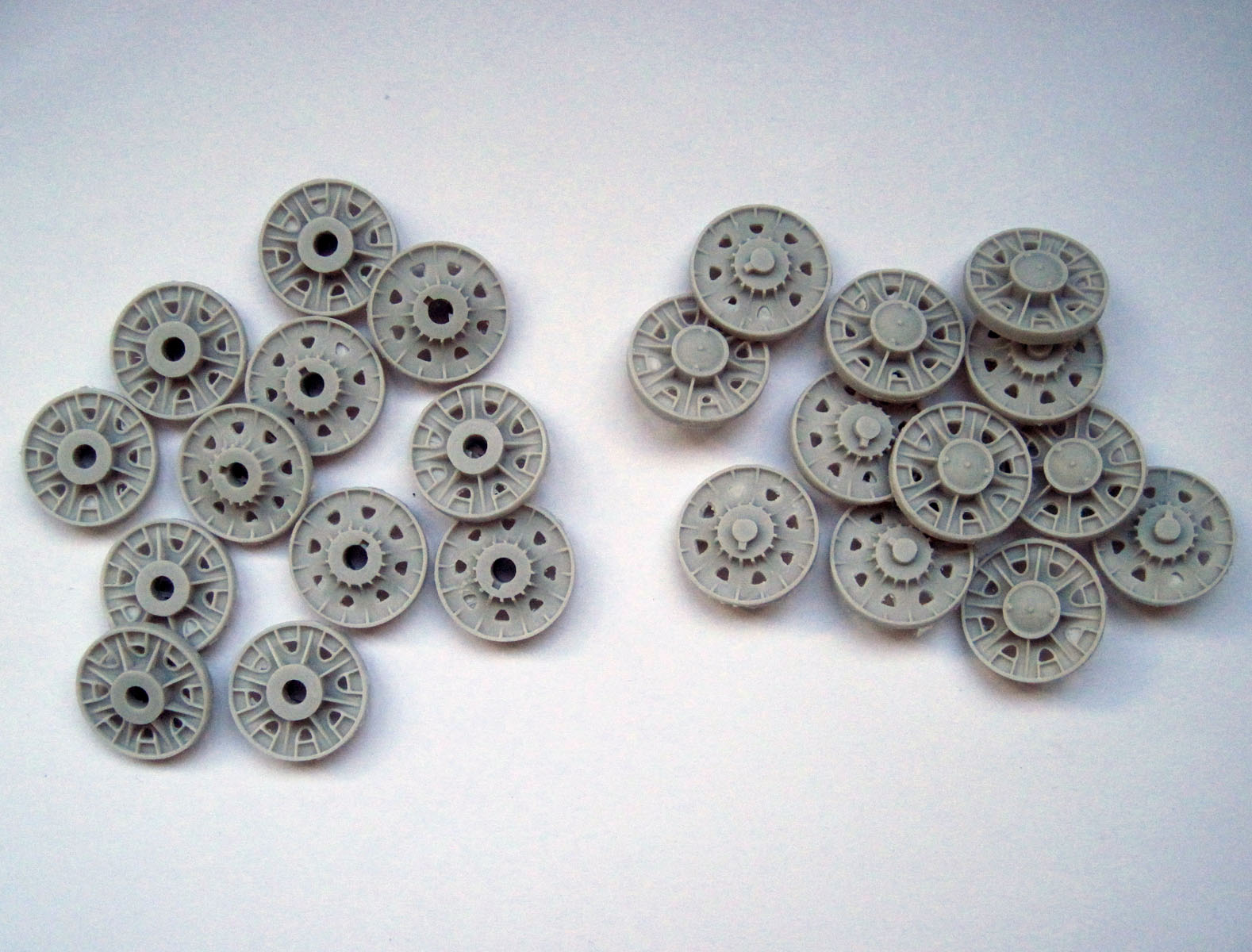 Опорные катки советского тяжелого танка КВ обр. 42-43гг. (с восьмью треугольными отверстиями)