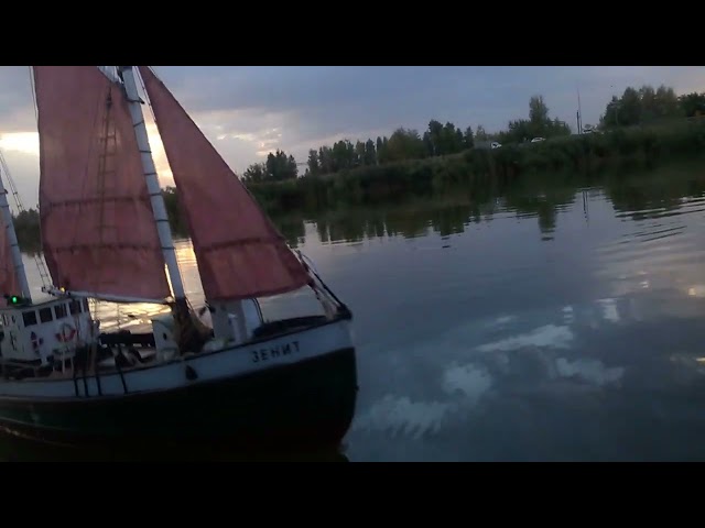 Моторно- парусный бот