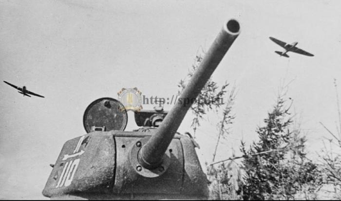 phoca_thumb_l_Советский танк Т-34-85 перед атакой. Белоруссия, 1944 г.