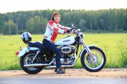 Жена на мотоцикле