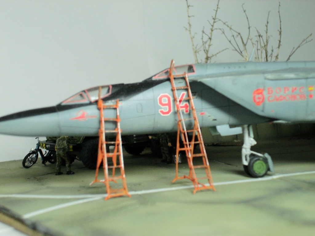 Эй военный, бензинчик сливаем?!,