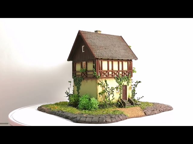 Мини-диорама с домиком в стиле фахверк.