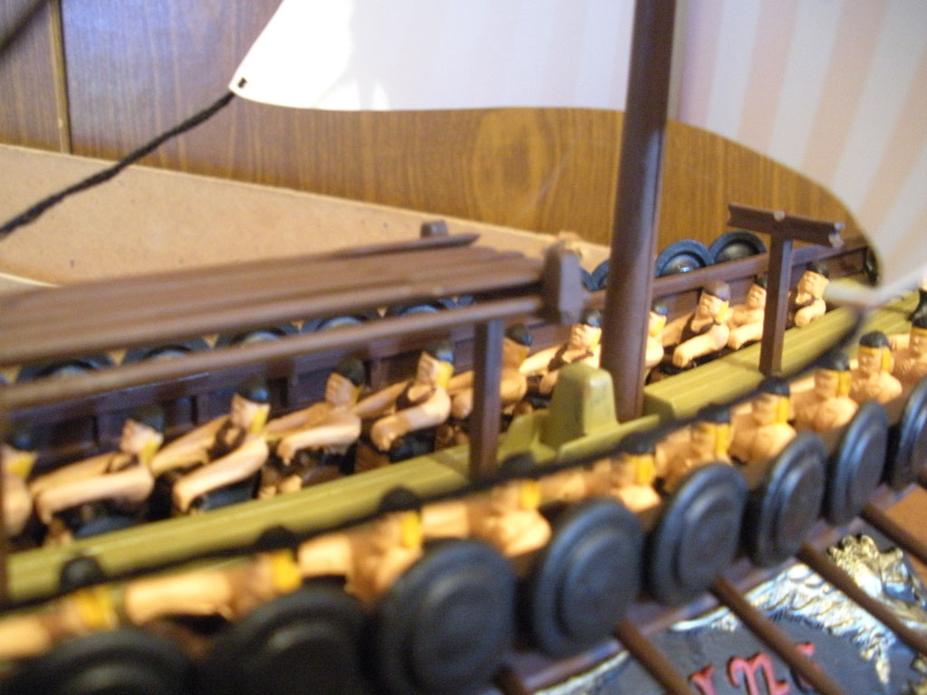 корабль викингов с экипажем