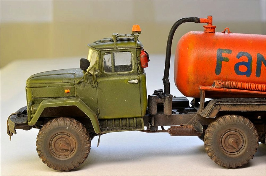 Военная машина зил