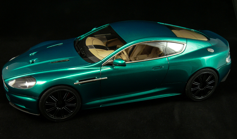 Green metallic. Aston Martin DBS 2 зелёная. 1 24 Aston Martin DBS кресла. GOKIC Green Metal car.