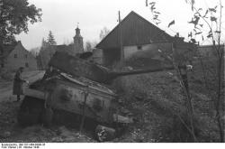 Bundesarchiv_Bild_101I-464-0384I-35,_Nemmersdorf_(Ostpreußen),_russischer_Panzer_T34