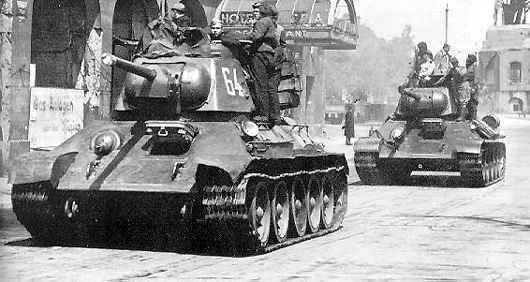  танки Т34-76 в одном из городов Германии, 1945 г.