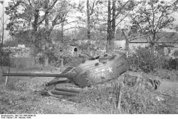 Bundesarchiv_Bild_101I-464-0384I-33,_Nemmersdorf_(Ostpreußen),_russischer_Panzer_T34